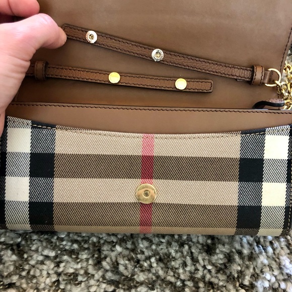 Authentic Burberry wallet satchel with removable chain - Picture 3 of 5